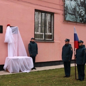 На стене училища олимпийского резерва Хакасии увековечили память героя Какова