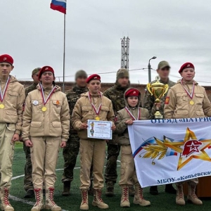 В военно-патриотической игре «Зарница» школьники приседали с бревном