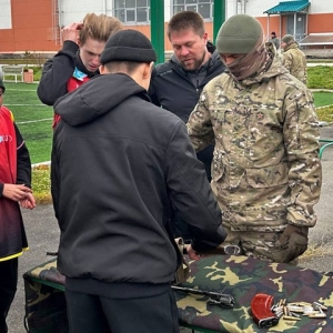 В военно-патриотической игре «Зарница» школьники приседали с бревном