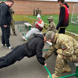 В военно-патриотической игре «Зарница» школьники приседали с бревном