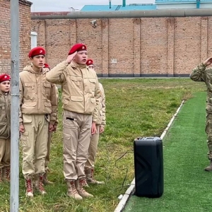 В военно-патриотической игре «Зарница» школьники приседали с бревном