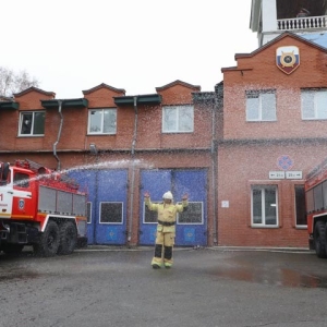 В Абакане помощника начальника караула окатили из пожарных стволов 