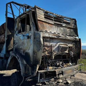 Один угрожал ножом, второй был судим - двое подожгли КамАЗ с древесиной