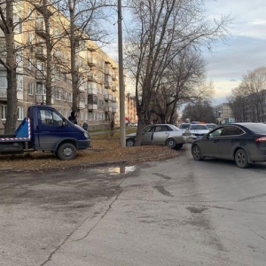 Неудачные обгон и поворот налево в Черногорске привели к серьезной аварии 