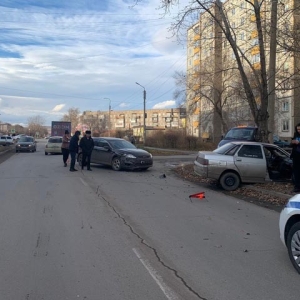 Неудачные обгон и поворот налево в Черногорске привели к серьезной аварии 