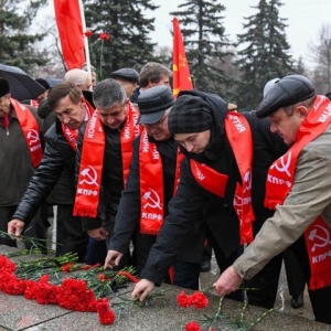 В Хакасии наградили отличившихся коммунистов и почтили память легендарного вождя