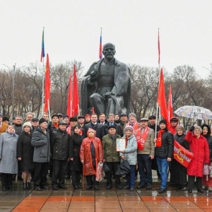 В Хакасии наградили отличившихся коммунистов и почтили память легендарного вождя