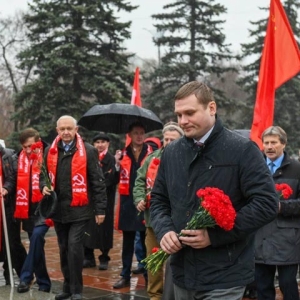 В Хакасии наградили отличившихся коммунистов и почтили память легендарного вождя