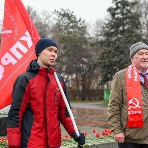 В Хакасии наградили отличившихся коммунистов и почтили память легендарного вождя