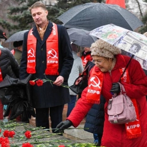 В Хакасии наградили отличившихся коммунистов и почтили память легендарного вождя