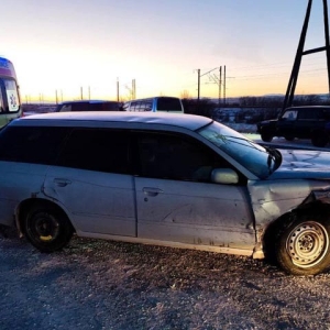 Известны подробности аварии на саяногорской трассе, в которой человек вылетел из машины