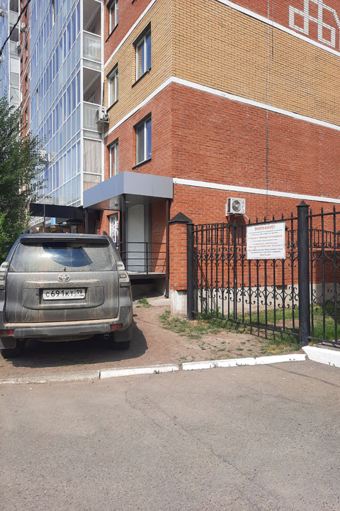 «Доска АНТИпочета»: парковка «крузака» возле Нацбанка в Абакане  возмущает