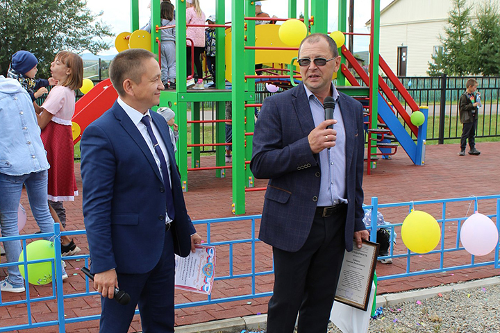 В Знаменке открыли первую современную детскую площадку 