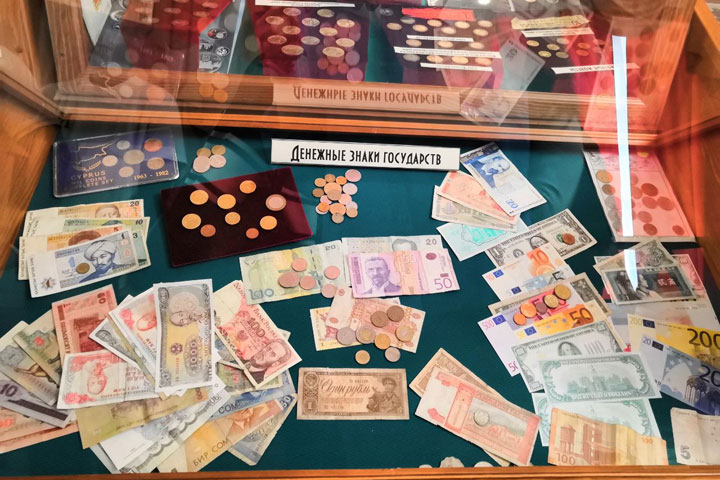 Килограммовые монеты и мешки с деньгами - что еще показало Отделение Банка России в Хакасии