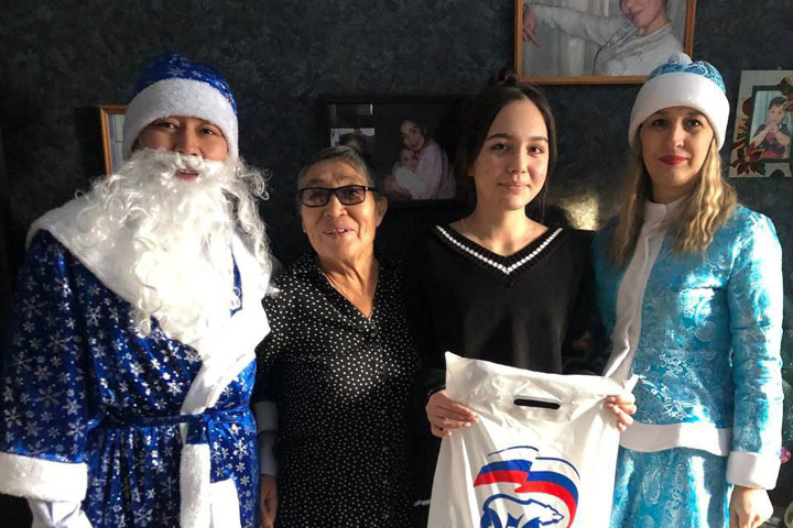 В Хакасии новогодний десант «Единой России» поздравил детей