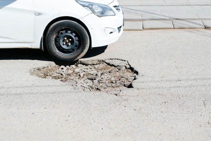 В Бограде прокуроры увидели ямы на дорогах