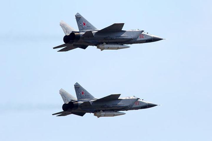 Лукашенко закроет небо МиГ -31К, а на земле дивизия из России поможет поляков и бандеровцев бить
