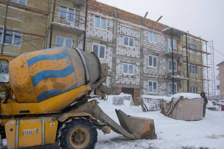 Снег и ветер не помеха: в селе Коммунар намерены расселить граждан из аварийного жилья