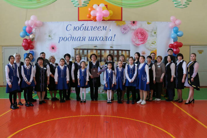 Сенатор от Хакасии Александр Жуков поздравил коллектив одной из старейших школ Хакасии