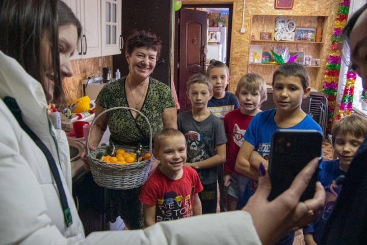 В Хакасии детям вручили новогодние подарки по поручению Сергея Сокола и его семьи