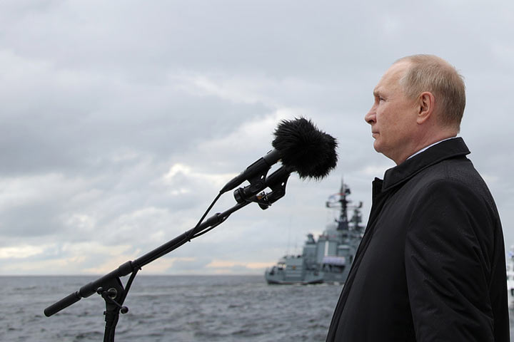 «Наш подарок к Новому году»: Медведев об отправке «Адмирала Горшкова» к берегам НАТО