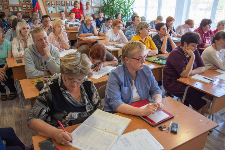 В Хакасии открыта горячая линия для учителей по вопросам снижения документарной нагрузки