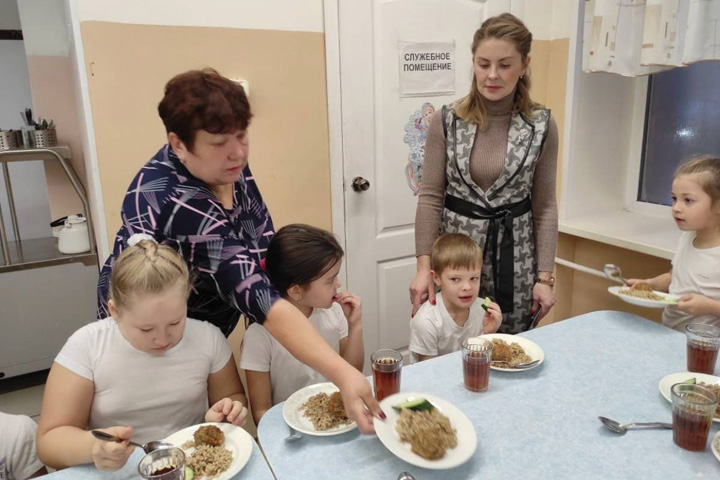 Представители «ЕР» оценили качество горячего питания в абаканской школе