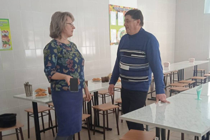 В Ширинском районе депутаты оценили питание и пищеблок в школе Коммунара
