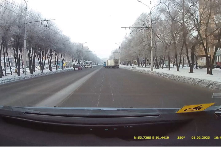 «Висунулся»: грузовичок совершил опасный маневр по Щетинкина 