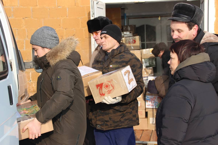 Жители Орджоникидзевского района собрали подарки для участников спецоперации 
