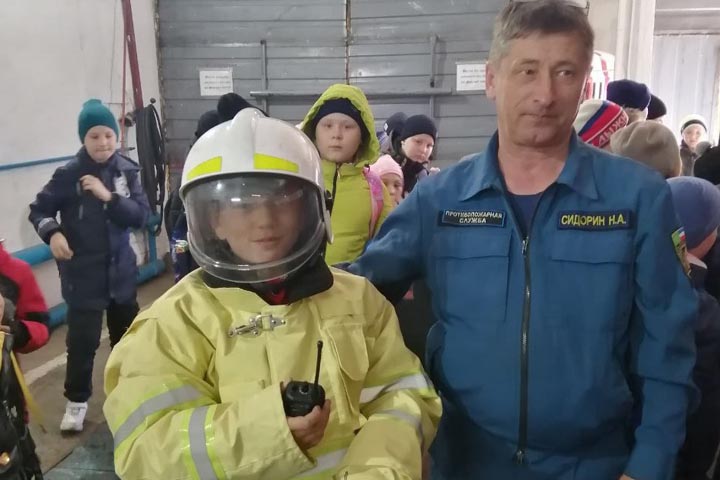 Для учеников начальной школы Алтайского района провели экскурсию по пожарной части 