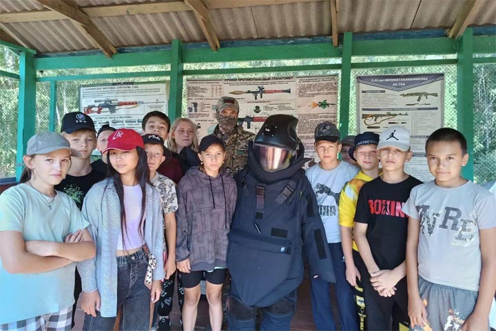 В Хакасии сотрудники УФСБ провели для школьников занятия по военной подготовке