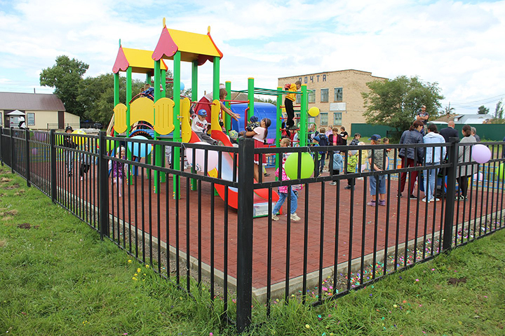 В Знаменке открыли первую современную детскую площадку 