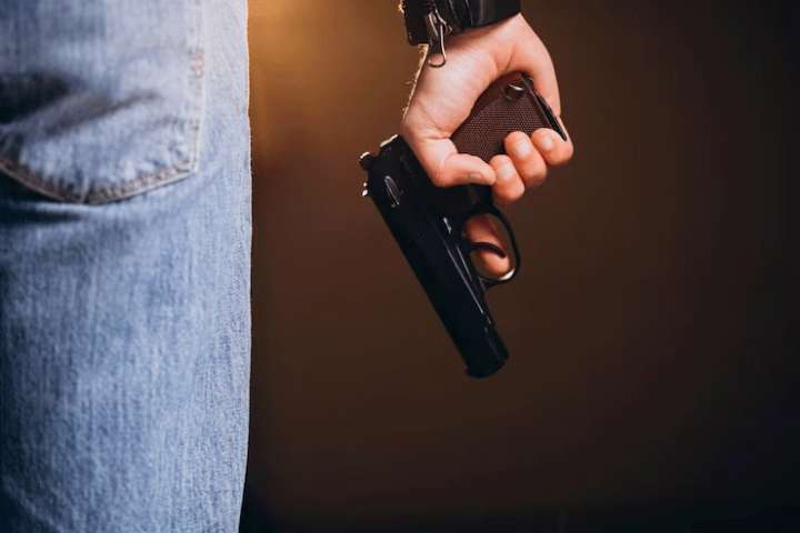 Угрожая пистолетом, подросток ограбил 12-летнего и 15-летнего 