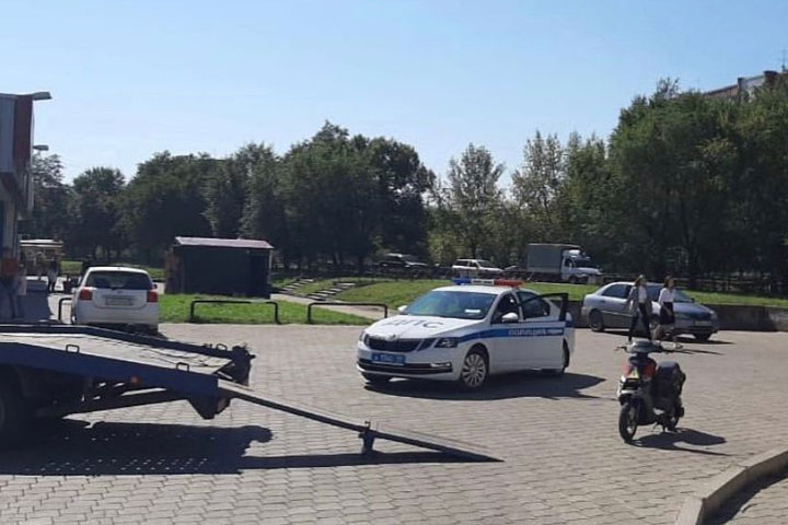 В Саяногорске подросток приехал на линейку на питбайке 