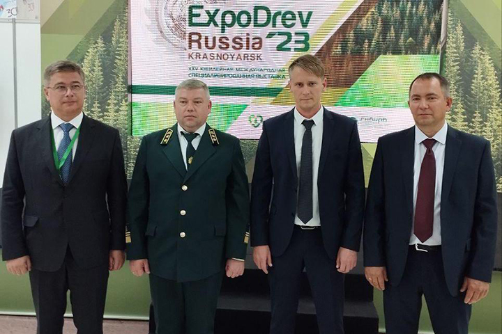 Олег Матвиенко посетил Лесной форум Сибири