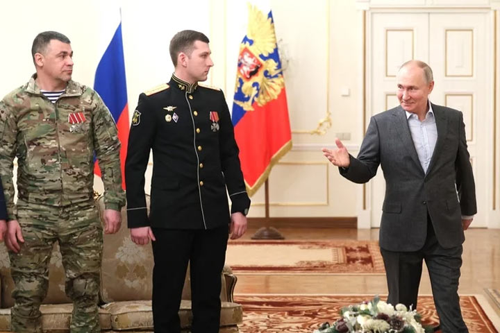 Путин вручил бойцам СВО памятные значки. Видео
