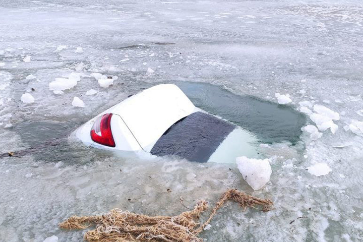 На Красноярском водохранилище авто ушло под лед