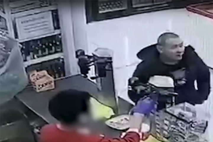 В Хакасии разыскивают мужчину, попавшего на камеру видеонаблюдения