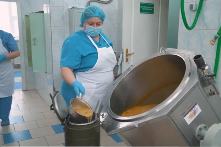 Секреты работы пищеблока рассказали в саяногорской больнице на видео