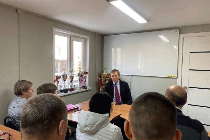 Министр спорта Хакасии встретился с сотрудниками конноспортивной школы