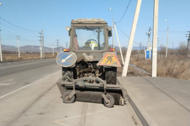 На весенних дорогах Хакасии работает спецтехника «ДСК 77»