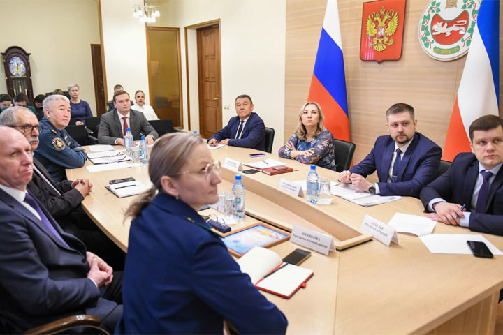 Обстановка в Хакасии - губернатор Коновалов собрал руководителей муниципалитетов 