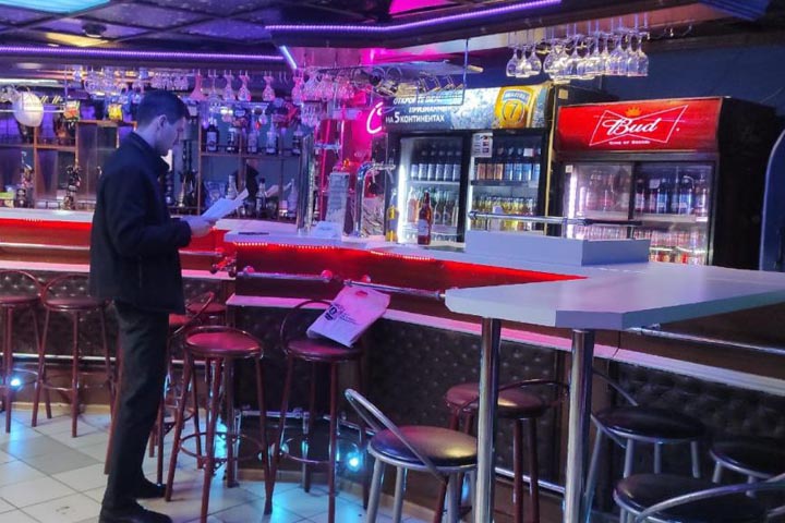 В Черногорске из кафе по Юбилейной изъяли паленый алкоголь 