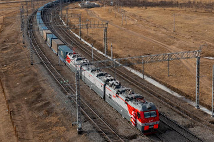 Под Красноярском с рельсов сошли два порожних вагона грузового поезда  