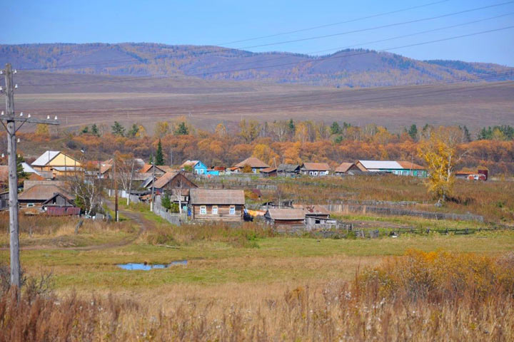 Село в Хакасии находится в долине по правому берегу одноименной реки