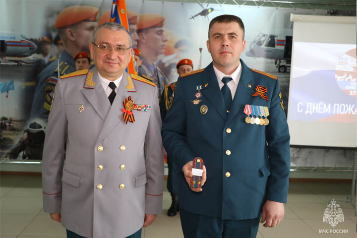 В Хакасии огнеборцы получили награды и очередные звания 