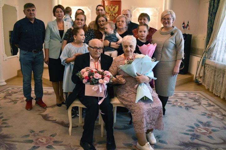 Супруги из Усть-Абаканского района отметили бриллиантовую свадьбу