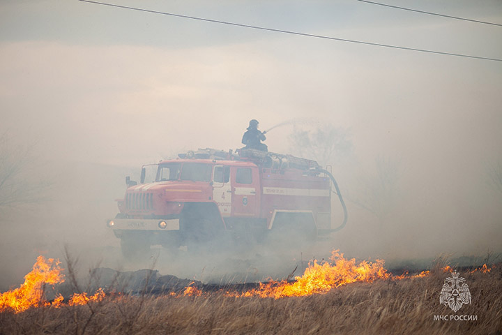 Огонь поймали через 12 километров - возле Пригорска потушили крупный пал