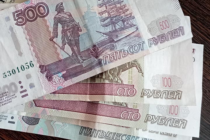 Жительница Хакасии присвоила деньги, забытые в лотке банкомата